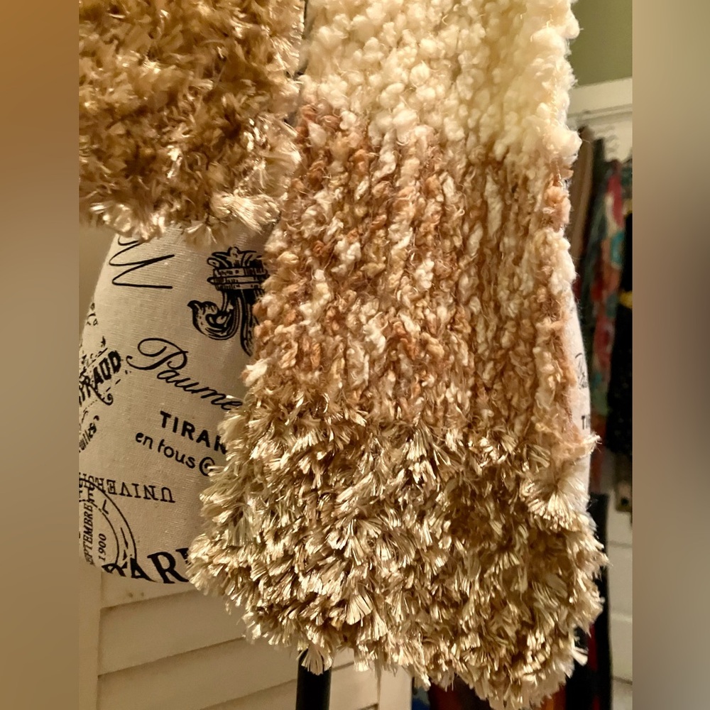 Textured scarf - Picture 4 of 4